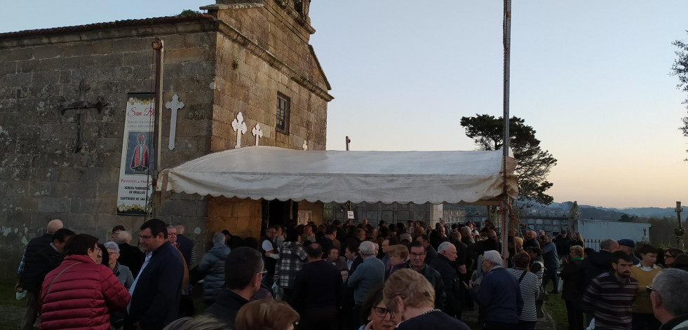 Briallos recupera las poxas de San Blas y subastará plantas, comida e incluso una máquina de sulfatar