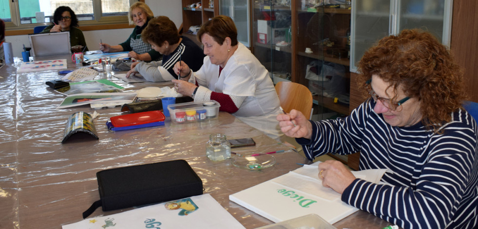 Casi una treintena de mayores participan en la actividad de expresión artística de Valga