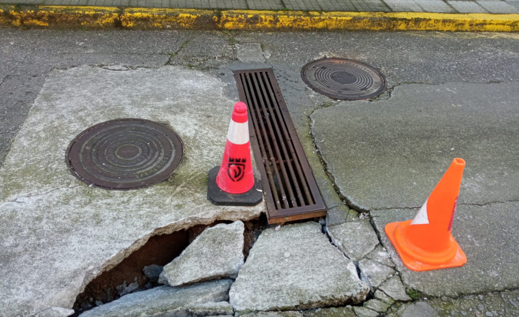 El pavimento se resquebraja en la Rúa Bouza de Abaixo de Vilaxoán