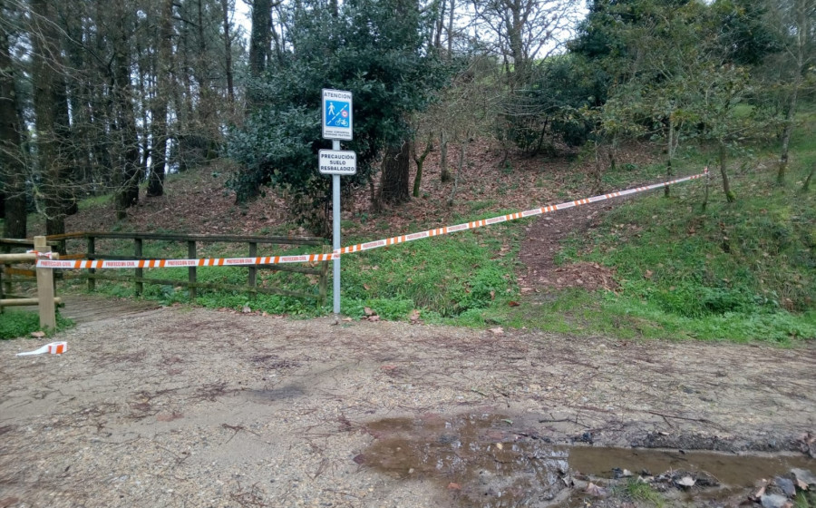Protección Civil de A Pobra cortó el acceso al paseo marítimo de madera de Cabío y a un pinar de las inmediaciones