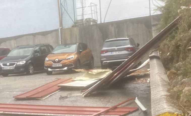 El CEIP Pilar Mastú Sierra suspende las clases al volar la cubierta de un grada del campo de fútbol