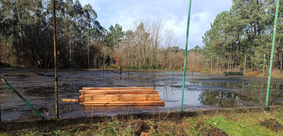 Catoira inicia las obras de las pistas de tenis de Borreiros para recuperar su uso tras años inutilizadas