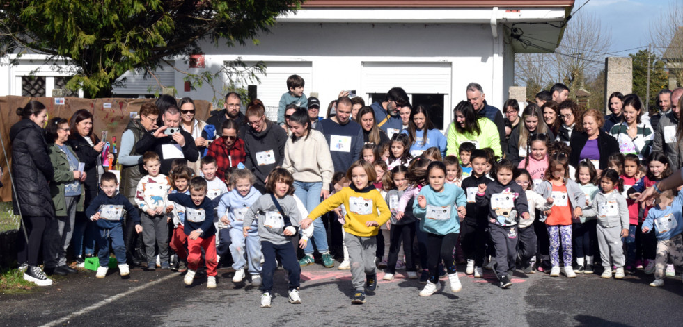 Alumnos del CRA de Valga corren contra la leucemia infantil y en favor de la paz