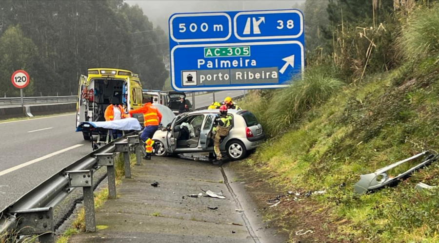 Herido un joven conductor en un aparatoso accidente de tráfico en la Autovía do Barbanza, en Ribeira
