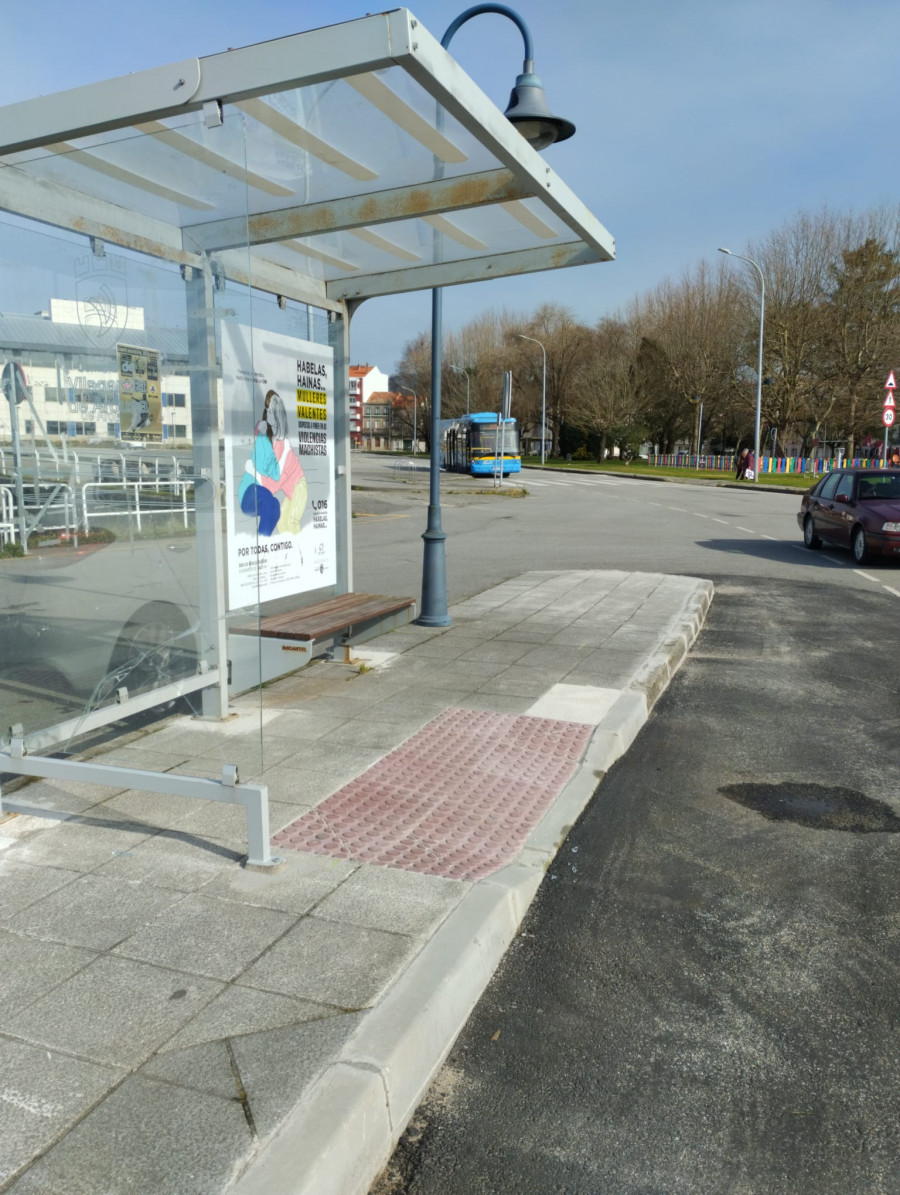 Los vecinos denuncian que el autobús de Vilaxoán no para en la marquesina oficial del puerto