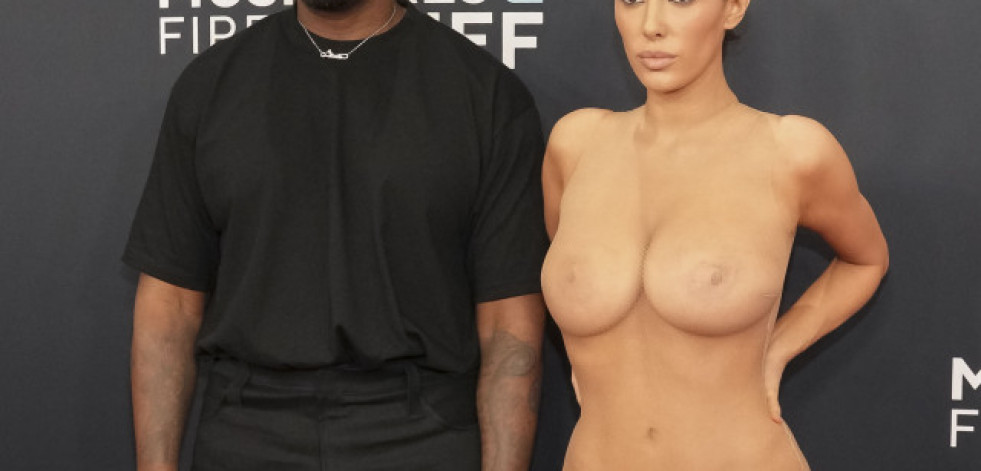 Kanye West y Bianca Censori sorprenden en los Grammy al posar ella casi desnuda