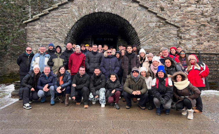 Más de medio centenar de personas disfrutaron de la excursión a la nieve de Río Gallo