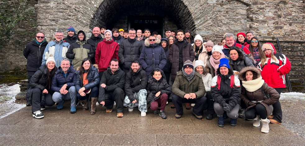 Más de medio centenar de personas disfrutaron de la excursión a la nieve de Río Gallo