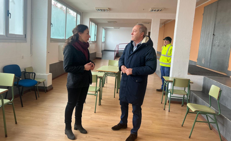 El delegado de la Xunta y la alcaldesa supervisan las mejoras del anexo al pabellón de Cesures
