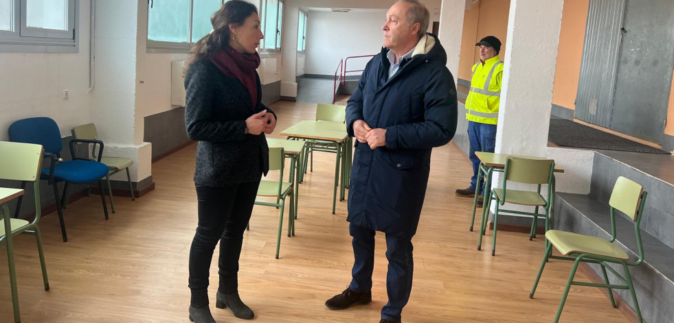 El delegado de la Xunta y la alcaldesa supervisan las mejoras del anexo al pabellón de Cesures