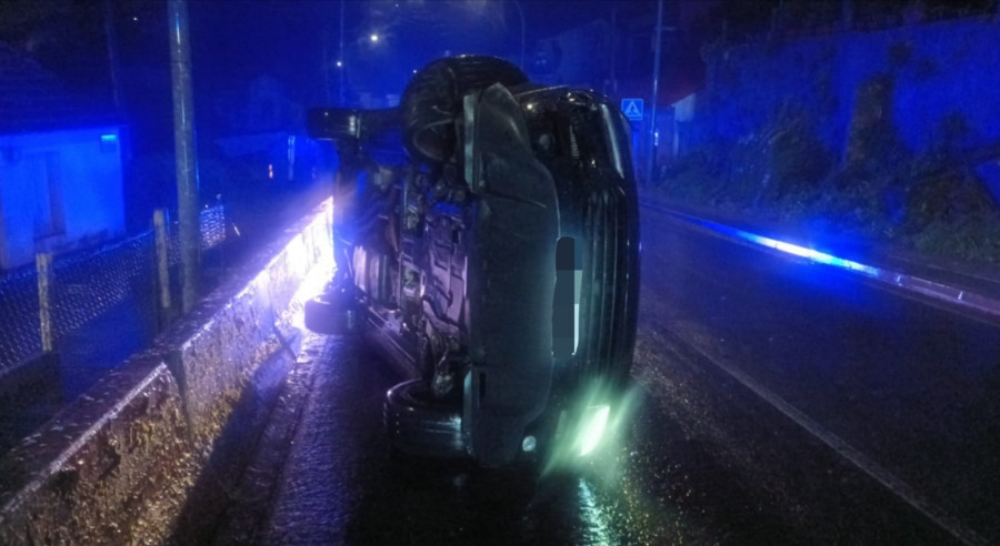 Un vehículo acaba volcado tras un accidente de tráfico en la Avenida de Ferrol, en Ribeira