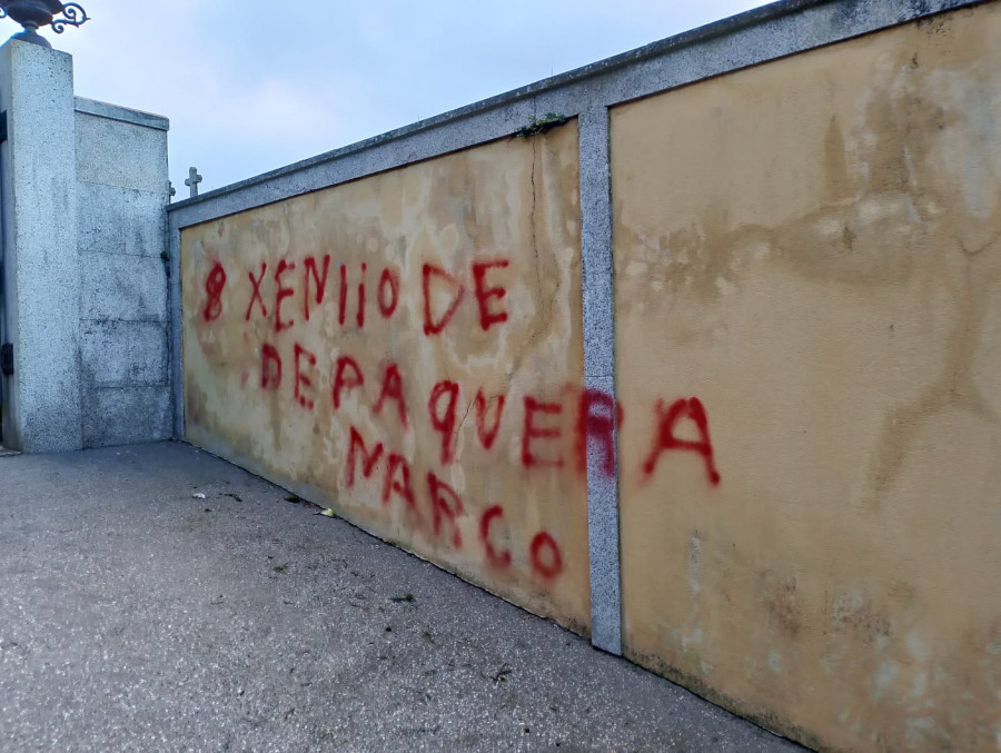 El cementerio de A Illa, blanco de las pintadas