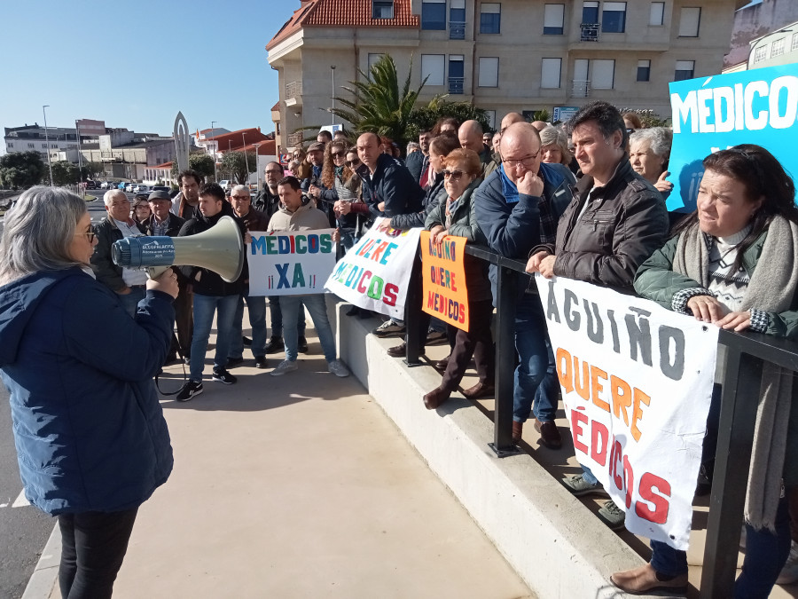 Aguiño mantiene sus movilizaciones en demanda de dos médicos frente a las “intencións” de Sanidade