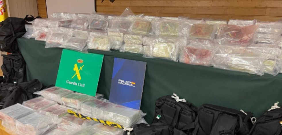 Dos gallegos detenidos tras intervenirse 486 kilos de cocaína en una embarcación tras un supuesto naufragio en Asturias