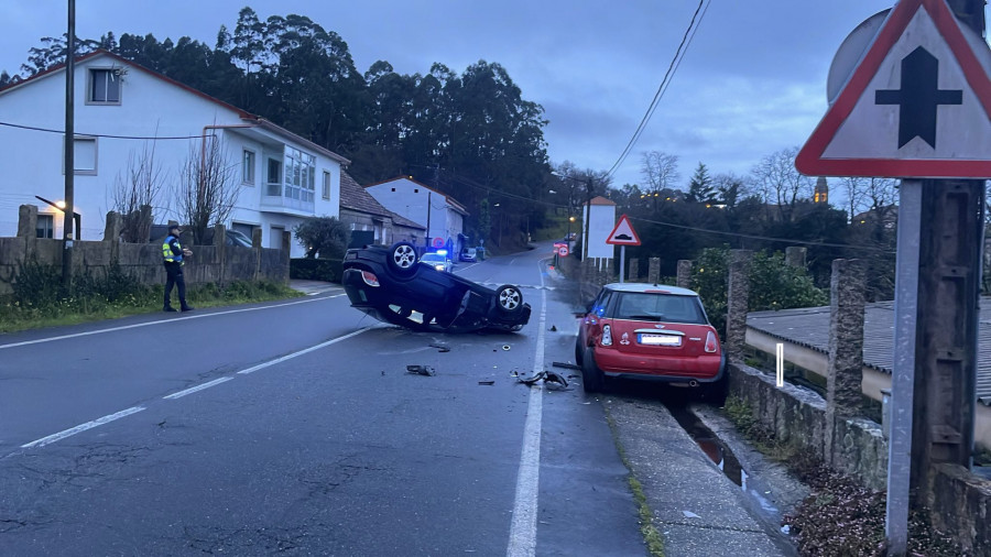 Un coche se sale de la vía, choca contra otro que estaba aparcado y acaba volcado en Noalla