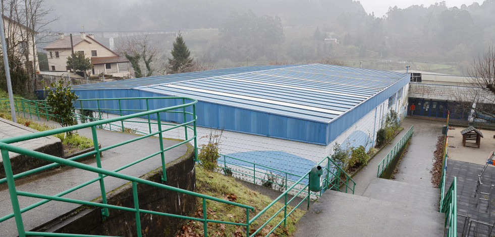 Caldas inicia las obras de instalación de paneles fotovoltaicos en la piscina municipal