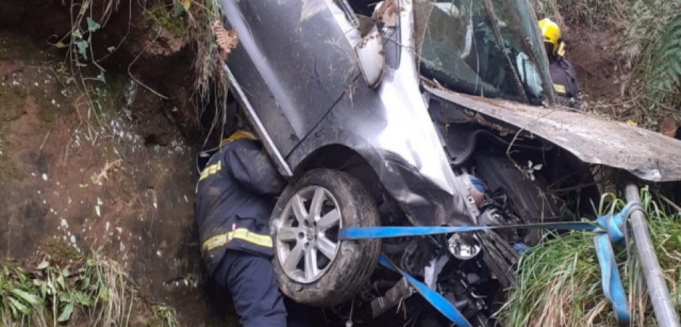 Dos mujeres resultan ilesas tras la caída de un coche al arenal de Arnela, en Sada