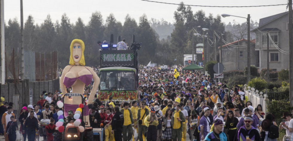 Entroido de Malpica: Mikaela con polémica y los Madamitos de Cerqueda, en Aceites Abril