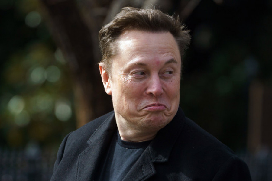 Musk llama a uno de los asesores principales de Trump "imbécil" y "tonto de remate"