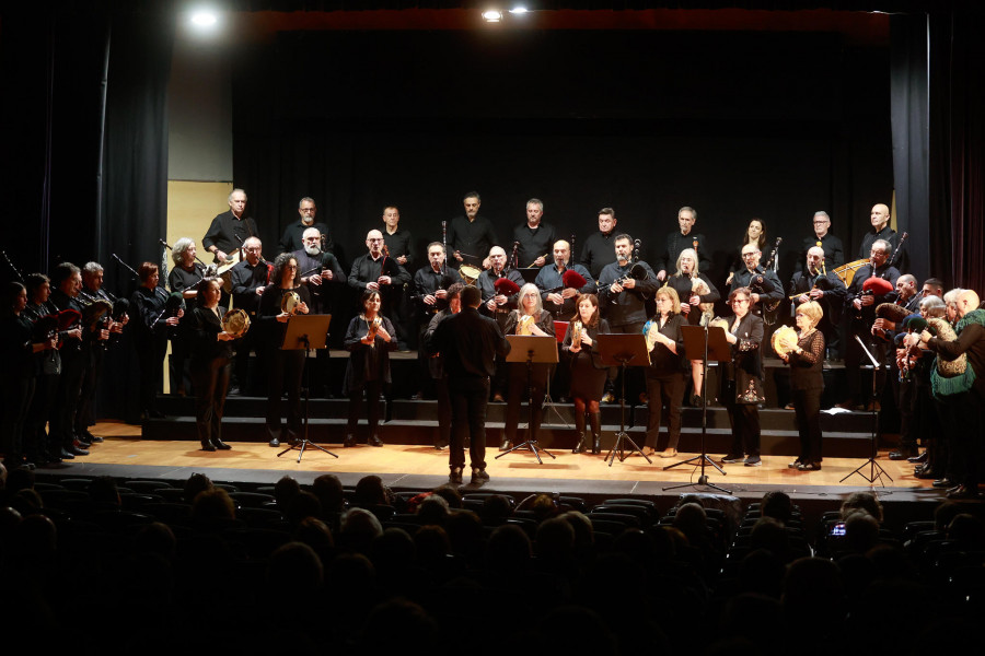 La música folk de Etrad despide el ciclo “Cultura ao quente” de Cambados con gran éxito