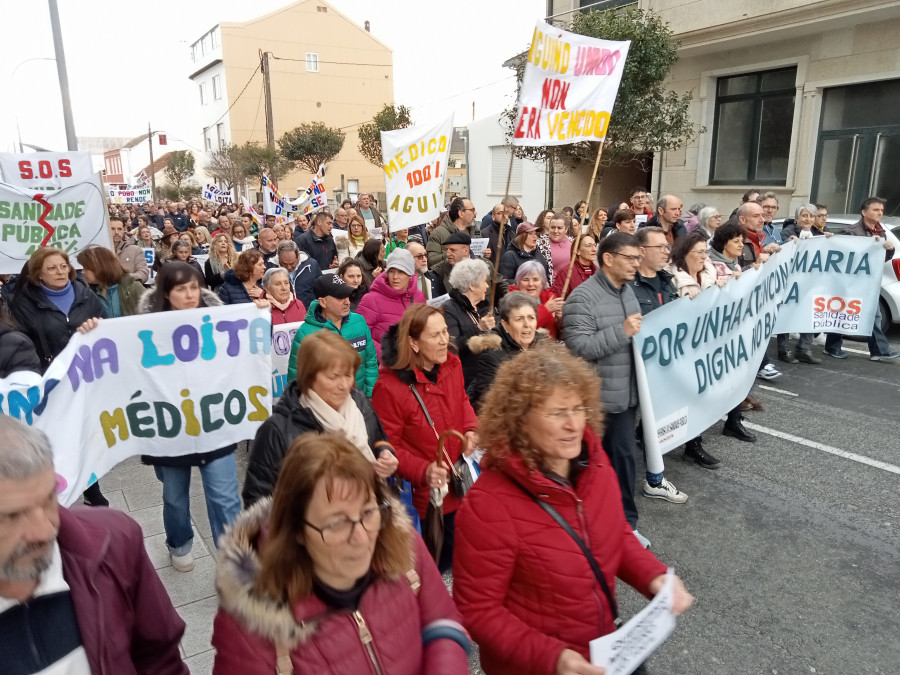 Unas 350 personas secundan en Aguiño la manifestación para demandar la cobertura 100% de sus dos médicos