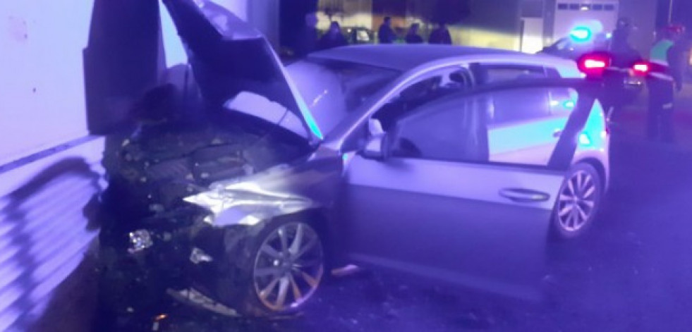 Un conductor choca contra un tanatorio en Carballo