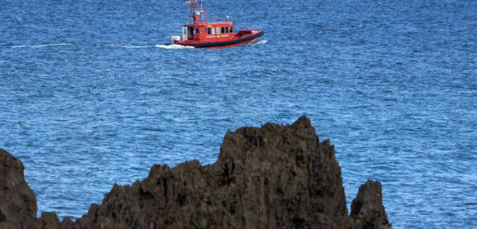 Rescatados dos pescadores tras registrarse un incendio en su barco en Muros