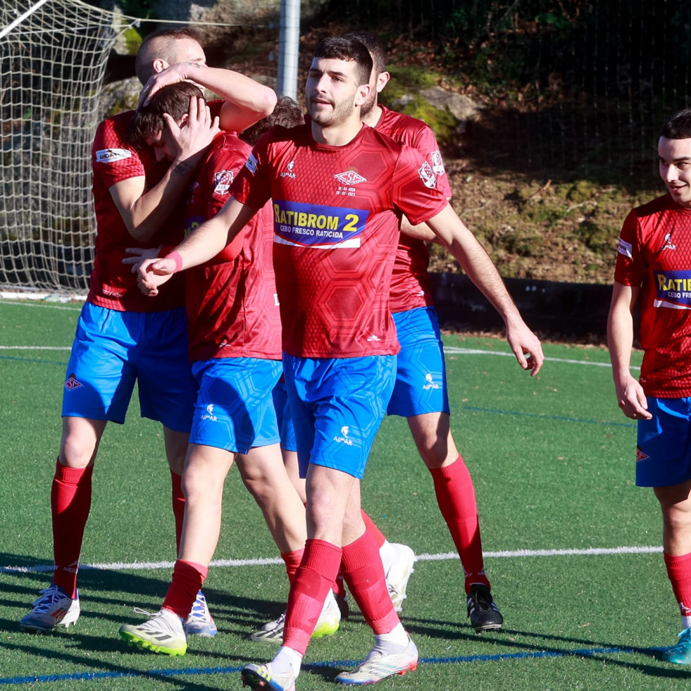 Ravella invierte 18.000 euros en mejorar la iluminación en el campo de fútbol de Vilaxoán