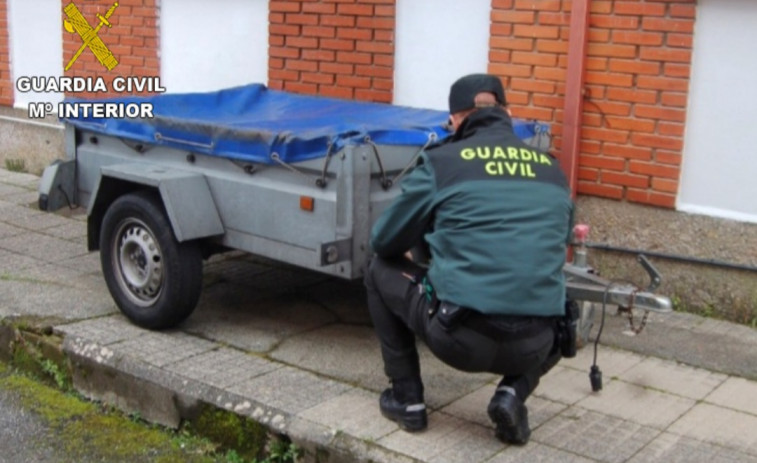 Investigan a un hombre por llevarse un remolque estacionado en una área de servicio de la AP-9, en Portas