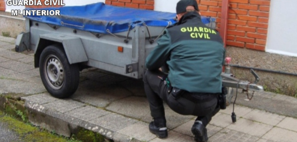Investigan a un hombre por llevarse un remolque estacionado en una área de servicio de la AP-9, en Portas