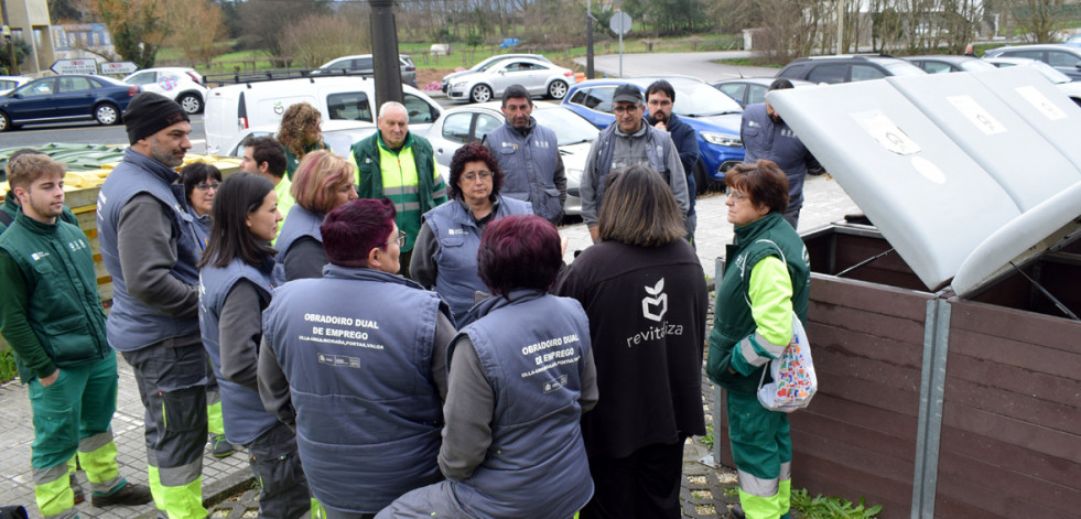 Los alumnos del taller de empleo Ulla-Umia reciben una lección de compostaje