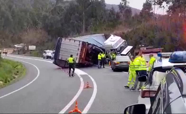 Herido leve el conductor de un tráiler que volcó en la carretera que une Catoira con Caldas