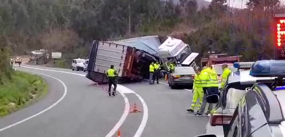 Herido leve el conductor de un tráiler que volcó en la carretera que une Catoira con Caldas