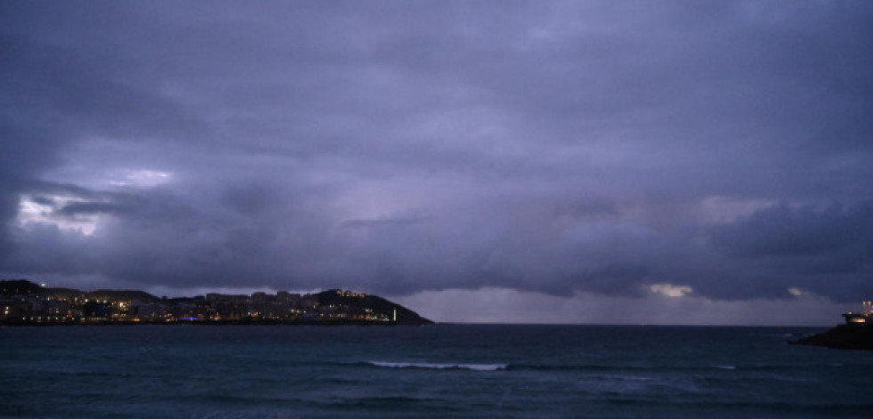 Un meteoro iluminó el cielo de varios puntos de A Coruña y Lugo a primera hora de este miércoles