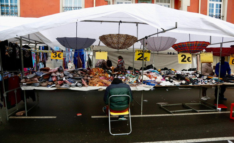El mercadillo de Vilagarcía se apaga mientras que Cambados suma puestos y estudia una ampliación