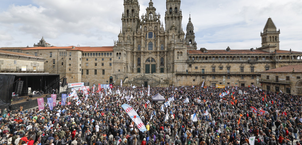 Miles de persoas claman en Santiago a favor de potenciar a lingua galega