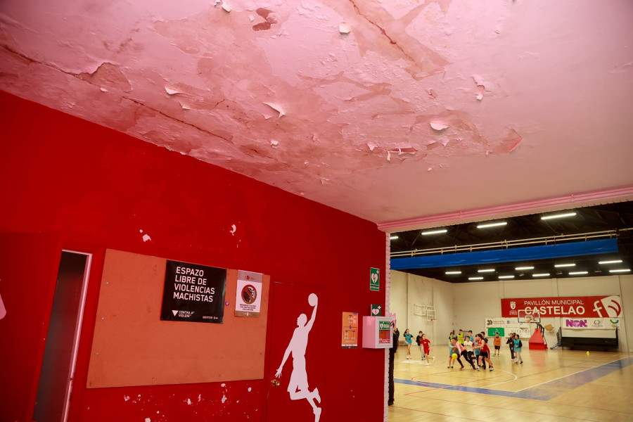 Qué verde era mi pabellón: Entre goteras, desconchones y charcos entrenan los clubs de baloncesto de Vilagarcía en Castelao