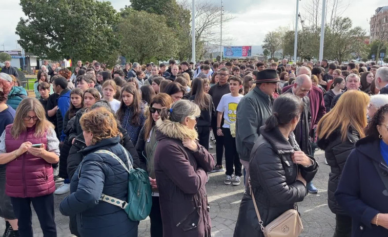 Más de un millar de personas se unen al minuto de silencio por Andrés Rico