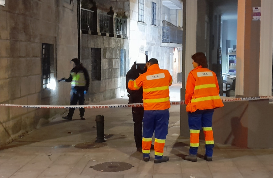Suspenden el juicio a dos acusados de intentar matar de un disparo y a cuchilladas a un joven en Ribeira en mayo de 2023