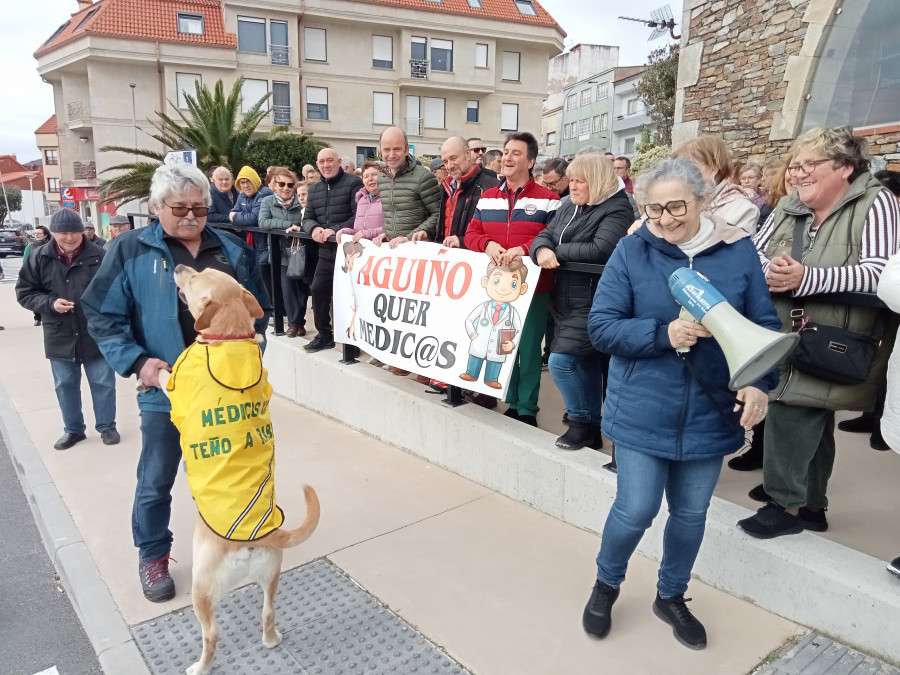 El pueblo de Aguiño rodeará hoy su centro de salud para representar un abrazo con el que agradecer la lucha por  recuperar sus dos médicos