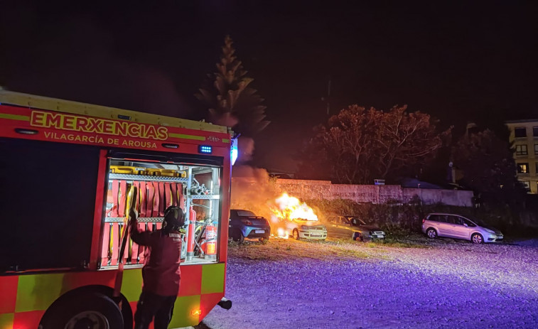 Arde un coche en la Finca Douro en Vilagarcía