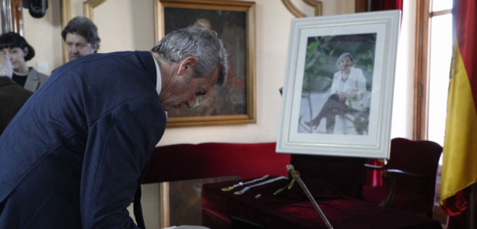 Políticos gallegos despiden a Paula Alvarellos en el libro de condolencias instalado en el Ayuntamiento de Lugo