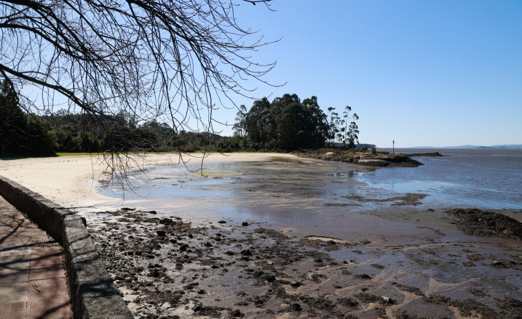 La avería de las bombas obliga a movilizar un camión cada dos días a la playa de Bamio