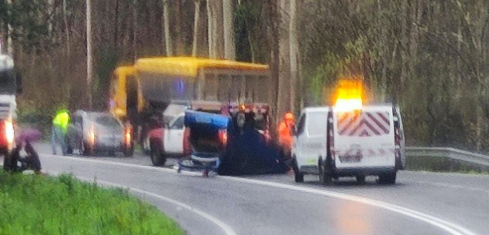 Un coche vuelca en un aparatoso accidente en el Alto de Cordeiro, en Valga