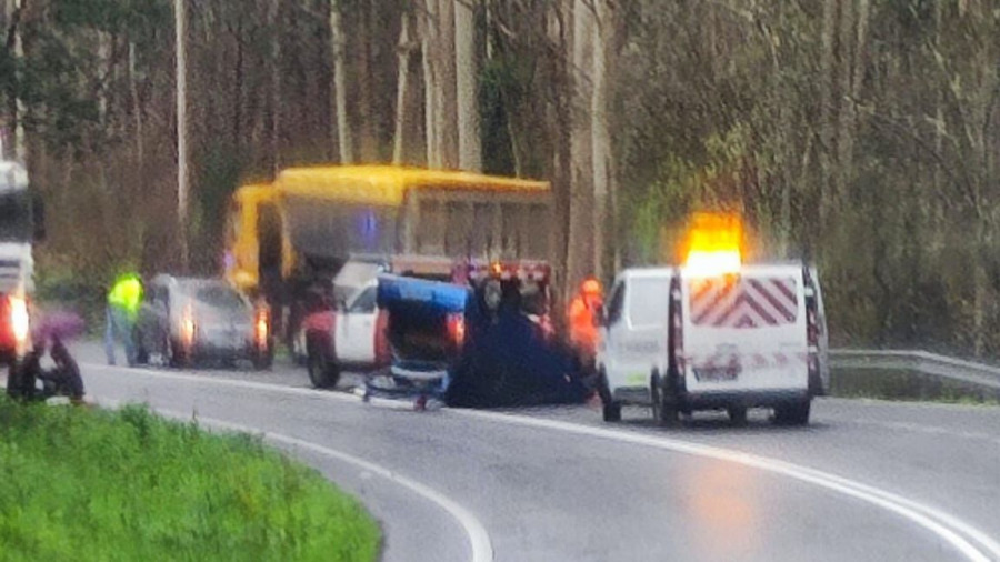 Un coche vuelca en un aparatoso accidente en el Alto de Cordeiro, en Valga