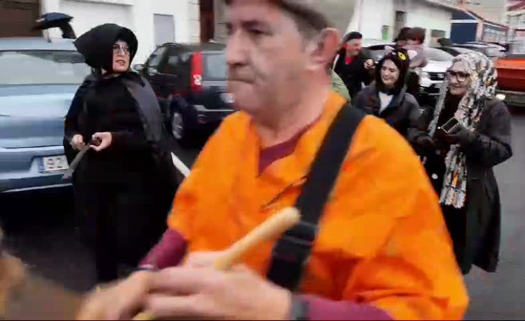 Alfonso Rueda y Altri protagonizan el Enterro do Liborio en A Illa