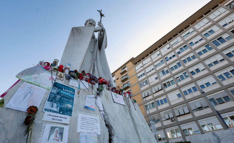 El papa descansa y pasa una noche tranquila en su tercera semana ingresado