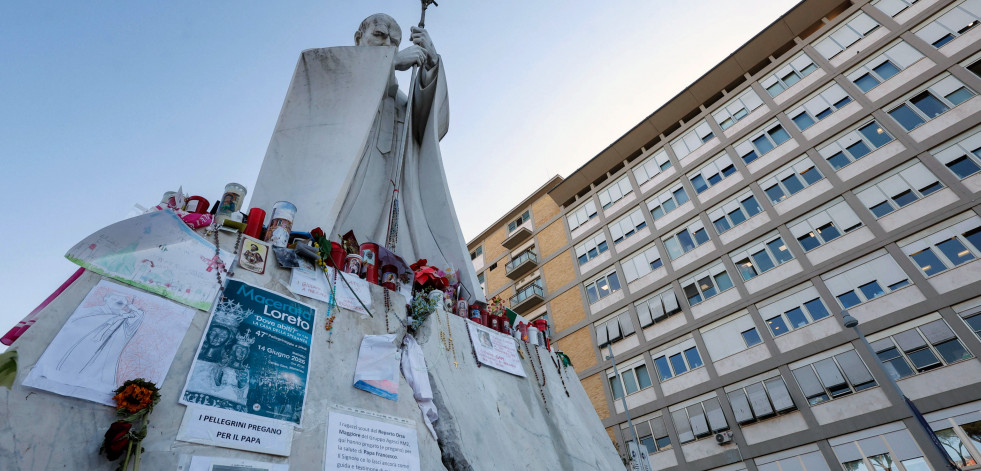 El papa descansa y pasa una noche tranquila en su tercera semana ingresado