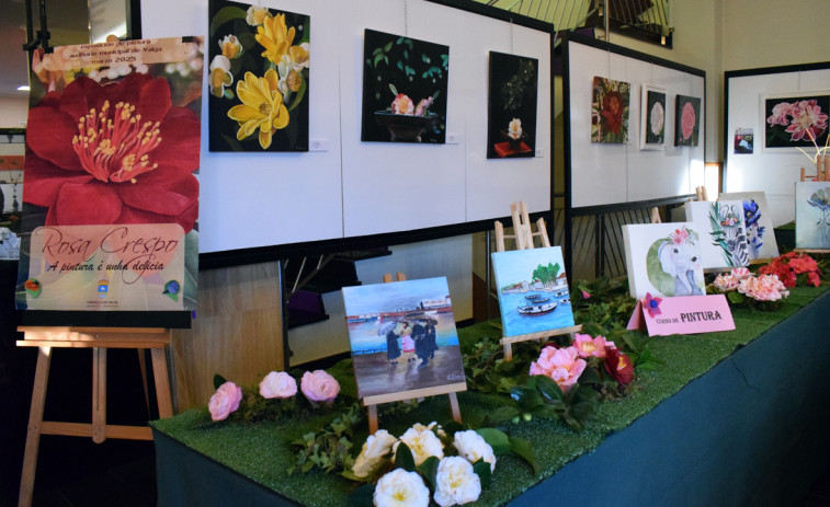 Las camelias de Rosa Crespo protagonizan la exposición del Auditorio de Valga