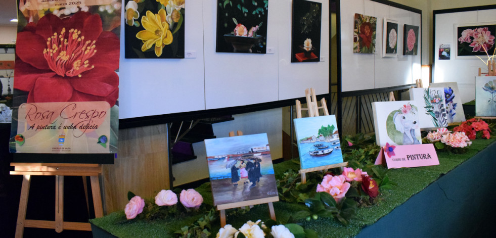Las camelias de Rosa Crespo protagonizan la exposición del Auditorio de Valga